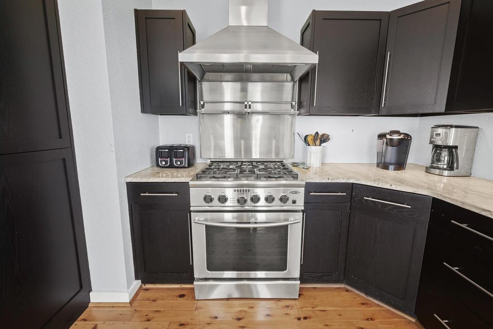 Surf-or-Sound-Realty-980-Tiffy-Kitchen-2-stove