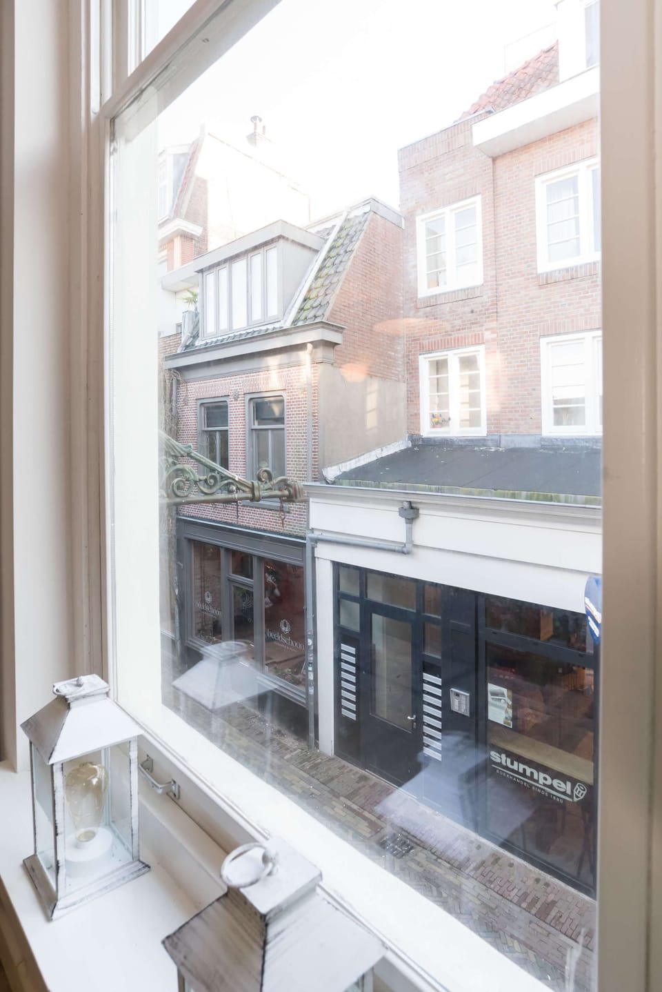 Charming view over Alkmaar’s historic shopping streets—right from your living room window.
