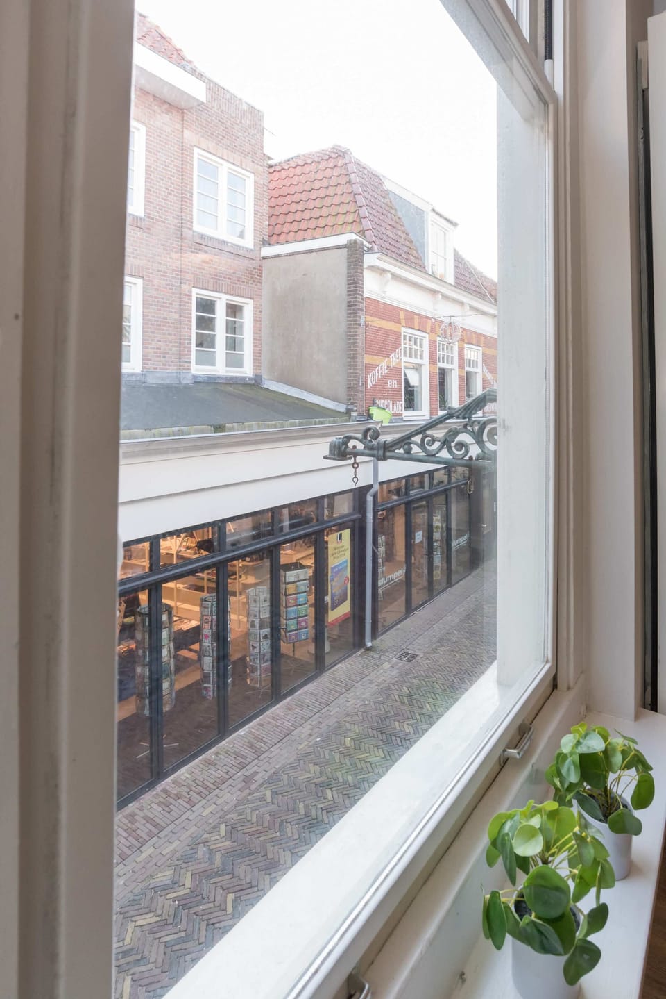 Charming view over Alkmaar’s historic shopping streets—right from your living room window.