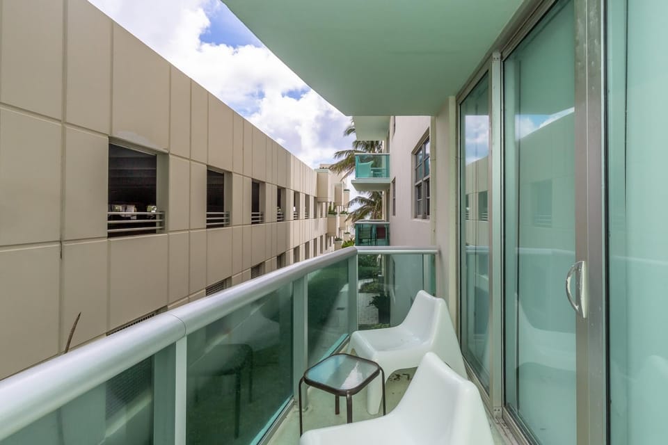 One bed Tides 2nd floor Hollywood Beach Miami (1784)