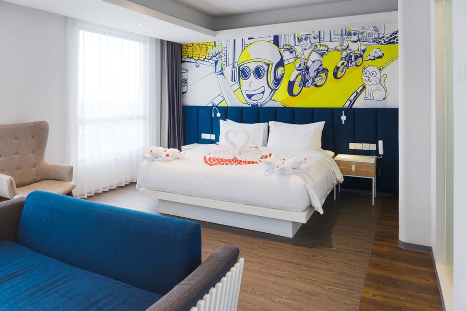 Suite (YELLO) | Minibar, in-room safe, desk, laptop workspace