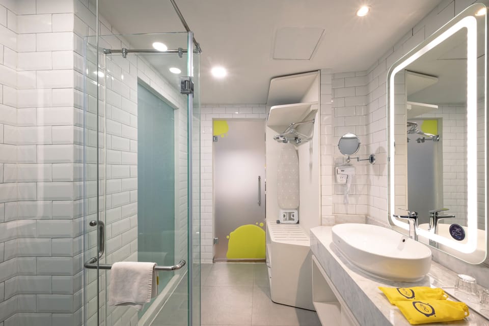 Suite (YELLO) | Bathroom | Shower, free toiletries, hair dryer (on request), bathrobes