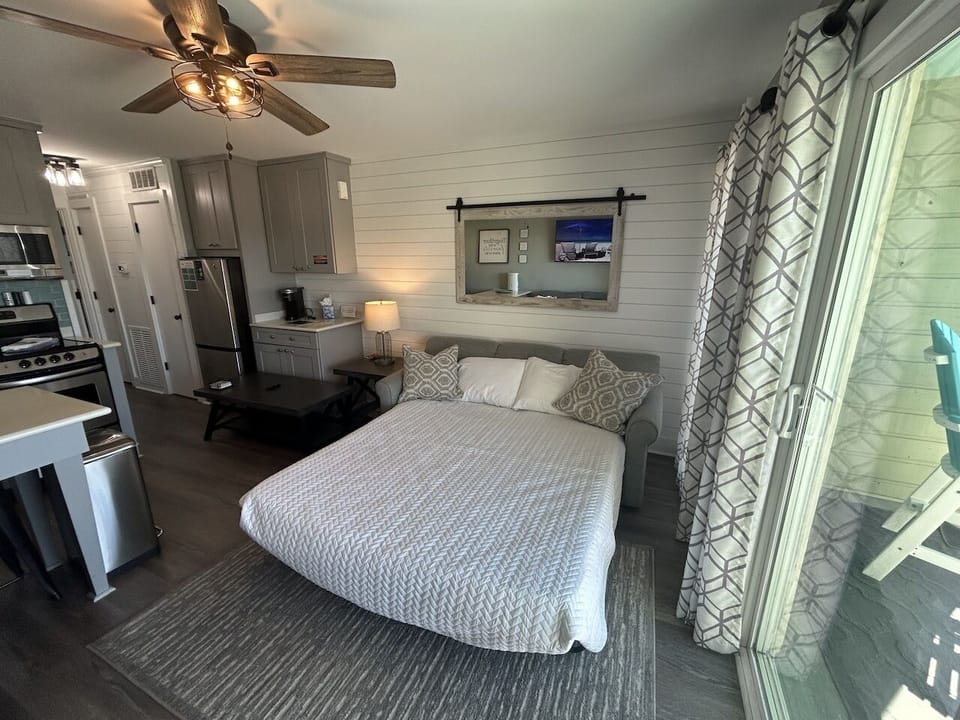 Hideaway Queen Bed Sea Cabin 208A, Isle of Palms, SC | IOP Escapes