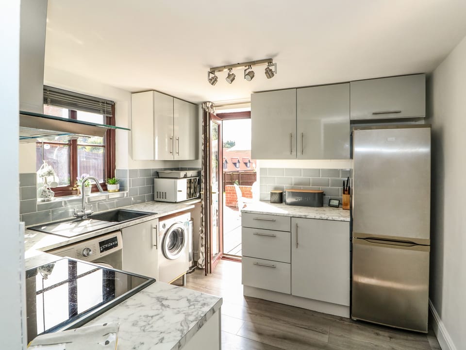 Cottage | Private kitchen | Fridge, electric kettle, toaster, cookware/dishes/utensils