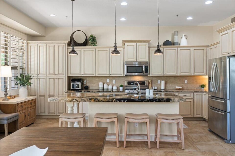 Gas oven and range, fully stocked kitchen, inc. garbage bags, dishwasher det.