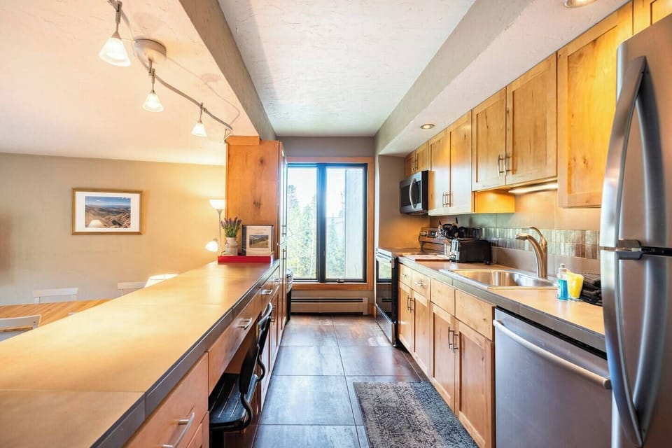 Condo, Multiple Beds, Hot Tub | Private kitchen | Fridge, microwave, oven, stovetop