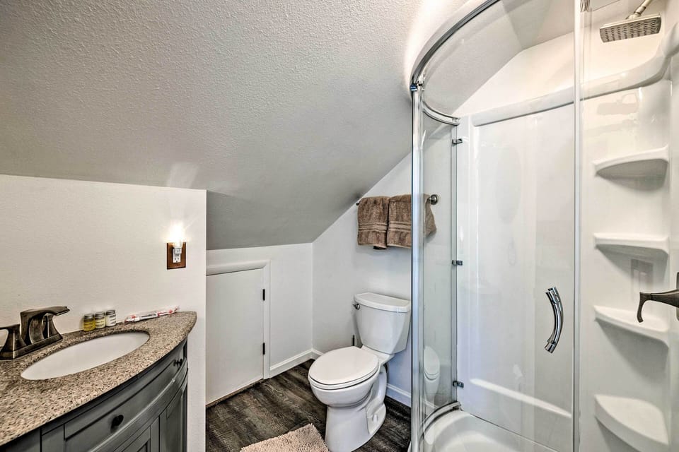 Full Bathroom | 3rd Floor