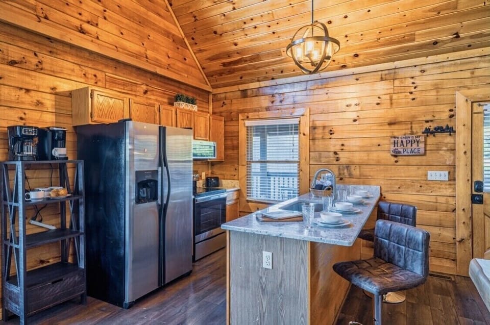 Fully Equipped Kitchen w/ New Appliances