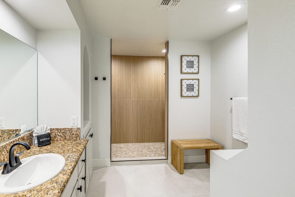 En-Suite Bathroom | Linens & Towels