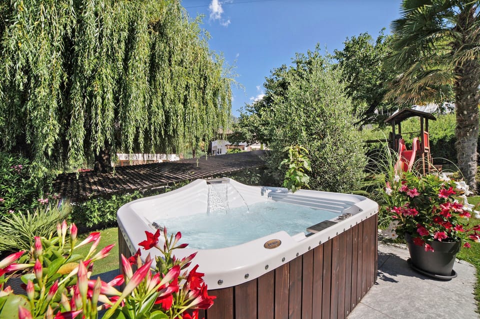 Outdoor spa tub