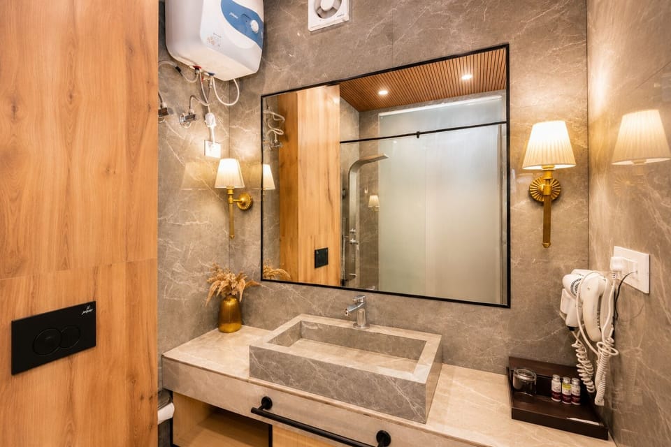 Premium Studio Suite | Bathroom | Shower, free toiletries, hair dryer, slippers