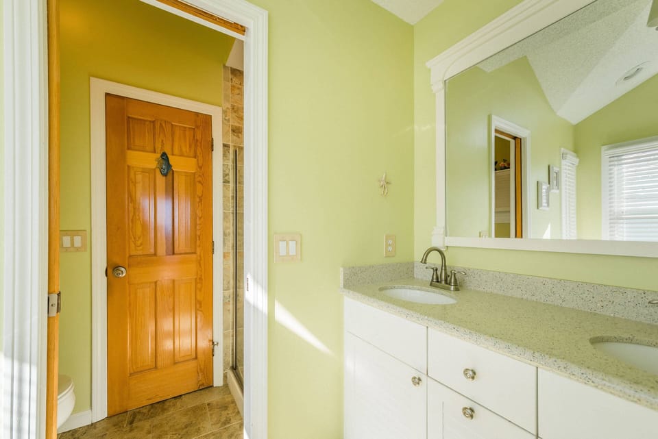 Upper Level Semi-Private Bath