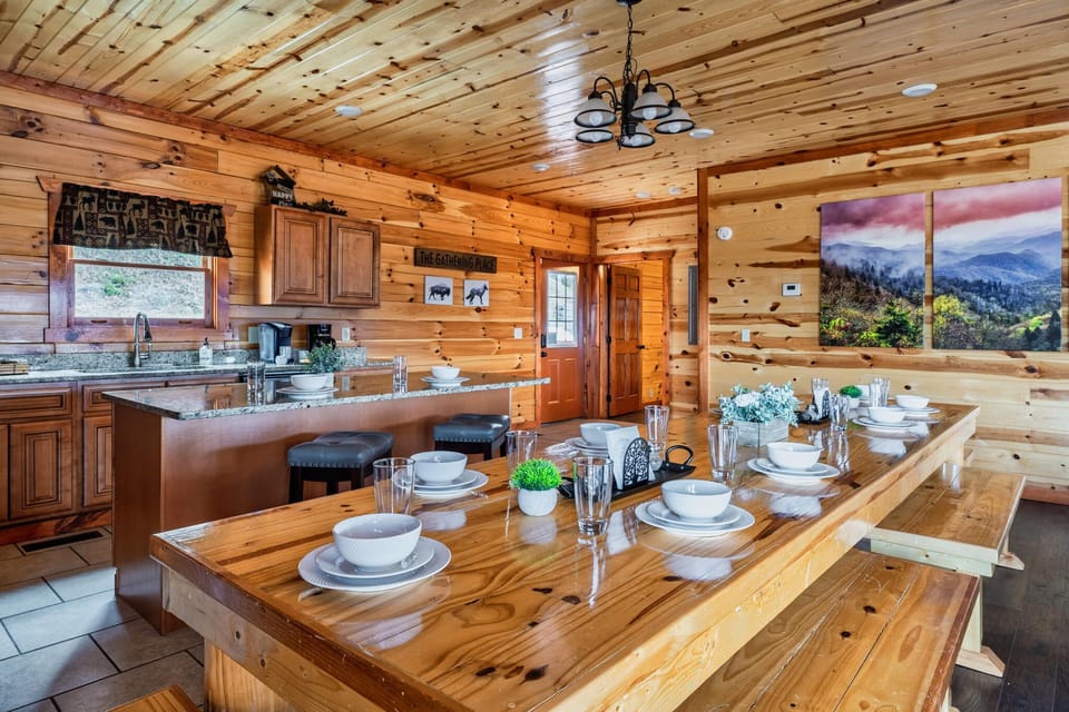 【Kitchen】Additional seating with bar stools along the kitchen island