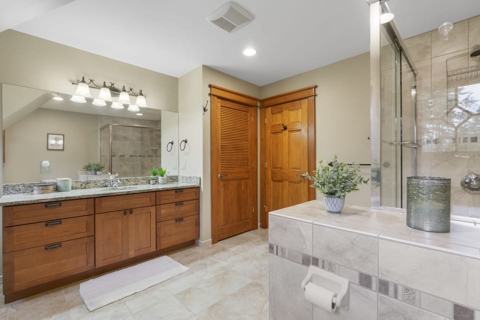 2nd Floor Master Bathroom