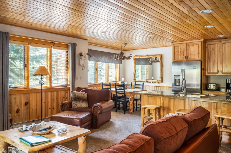 Eating area with kitchen counter/breakfast bar