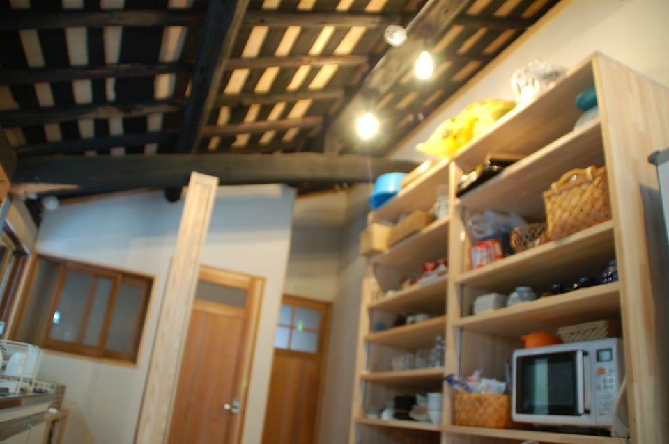 Feel free to use tableware and cooking utensils.