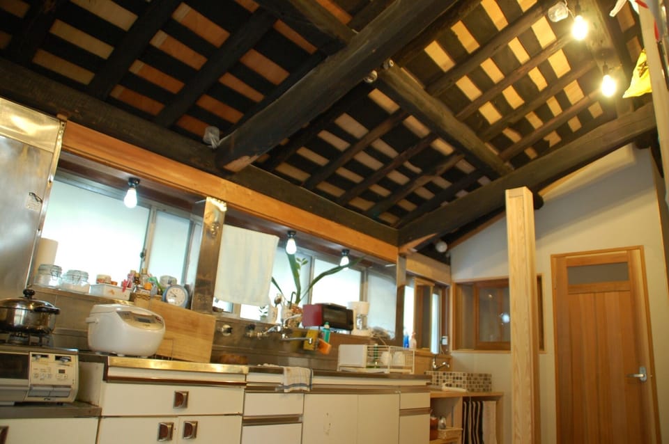 Kitchen with impressive black ceiling