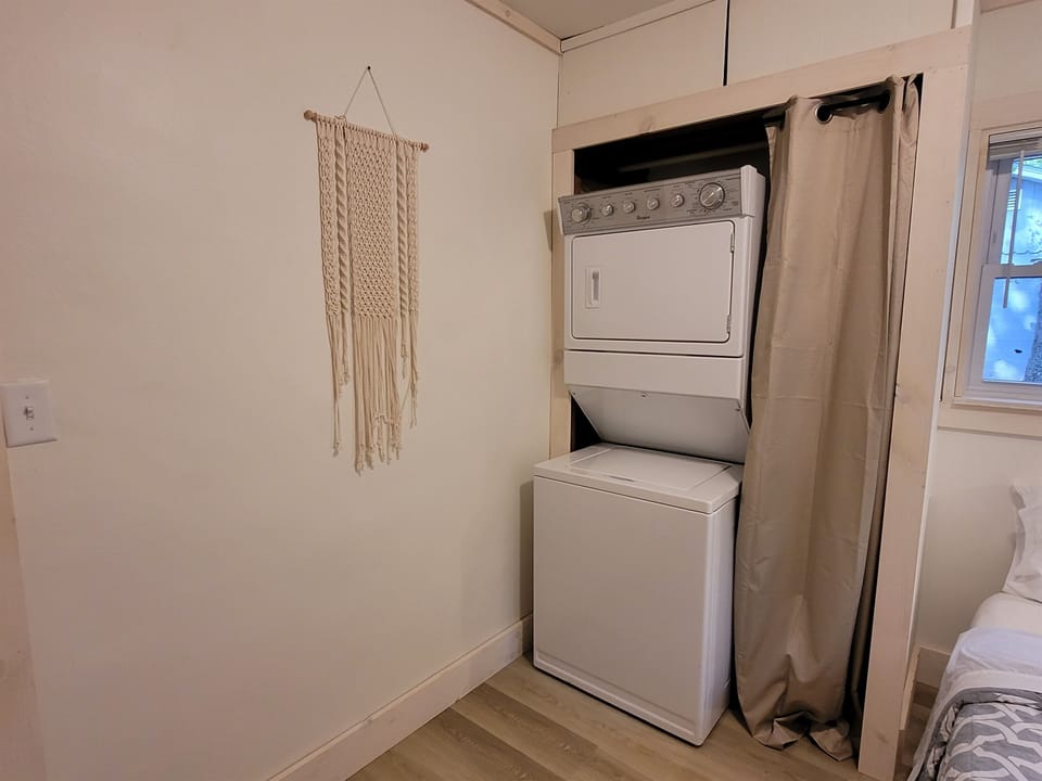 Bedroom 2 / Washer-Dryer