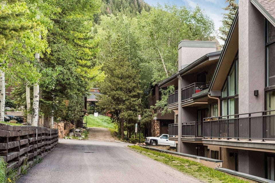 700 Monarch is located on the right hand side and has ski back access from Aspen Mountain.