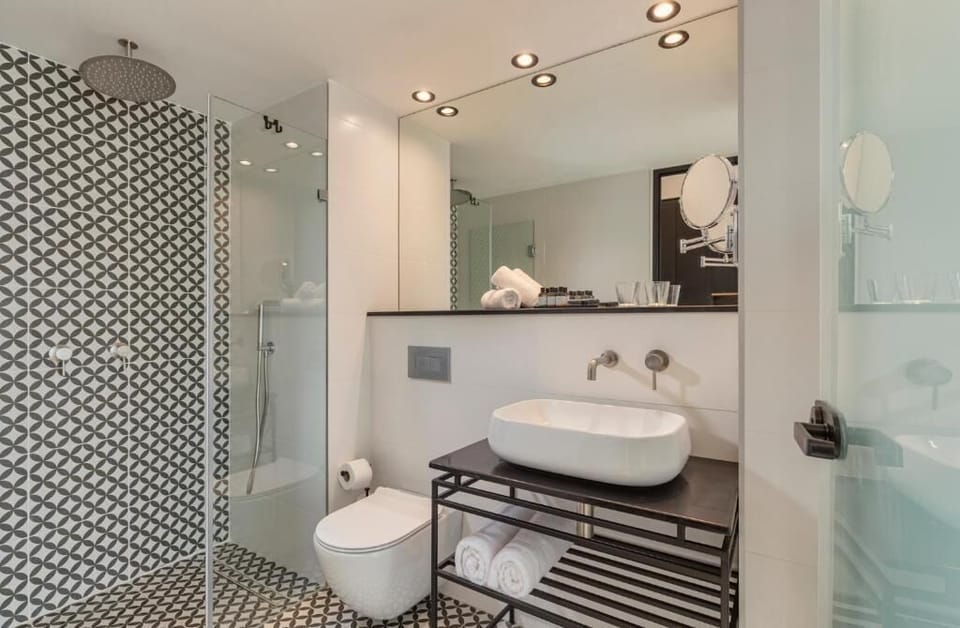 Shower, hydromassage showerhead, free toiletries, hair dryer