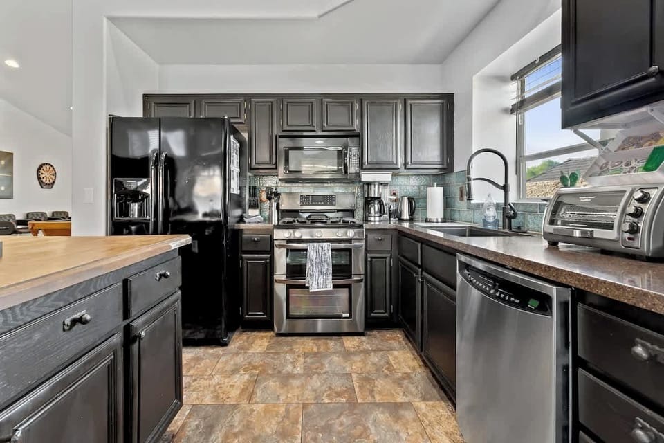 Every cook desires to have a modern kitchen. This kitchen isn't going to let you down. You'd have everything you need to serve the group a sumptuous breakfast, lunch, or dinner.