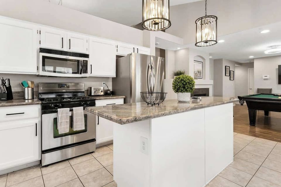 Our kitchen has new stainless steel appliances and is fully stocked for your group's chefs. Your home-cooked meals would undoubtedly be more delectable than you can recall.
