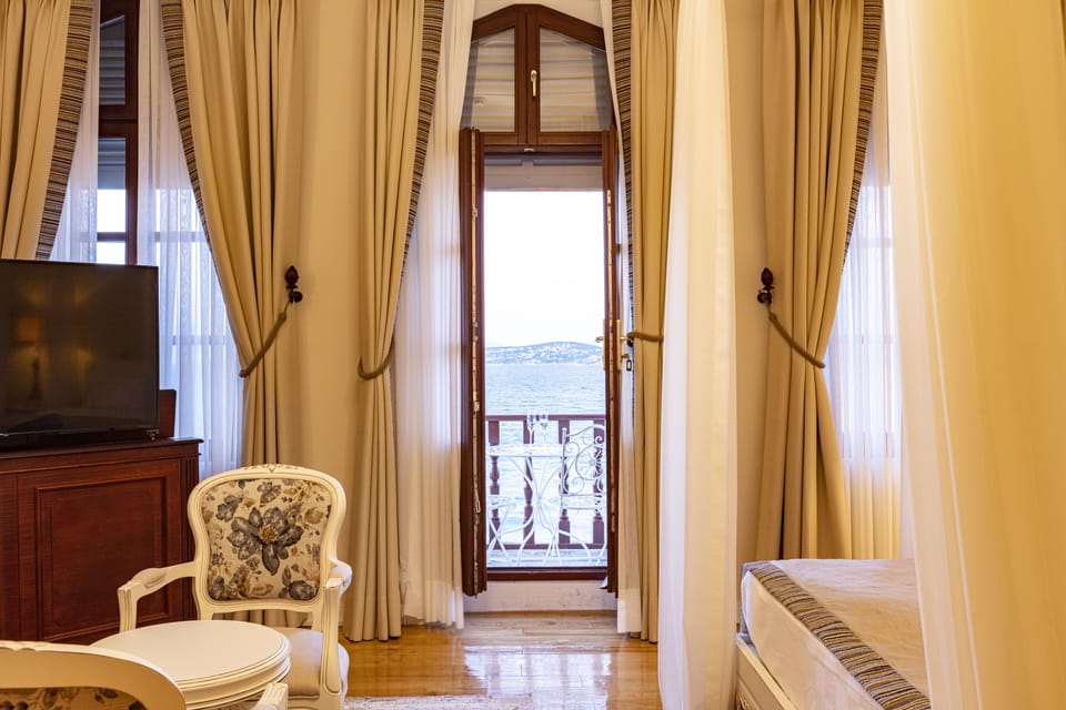 Royal Room, 1 Double Bed, Sea View | In-room safe, blackout drapes, free WiFi