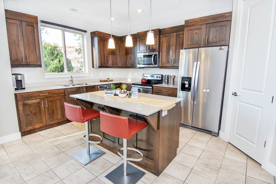 624 Clean and well equipped Kitchen with an Island Top Counter