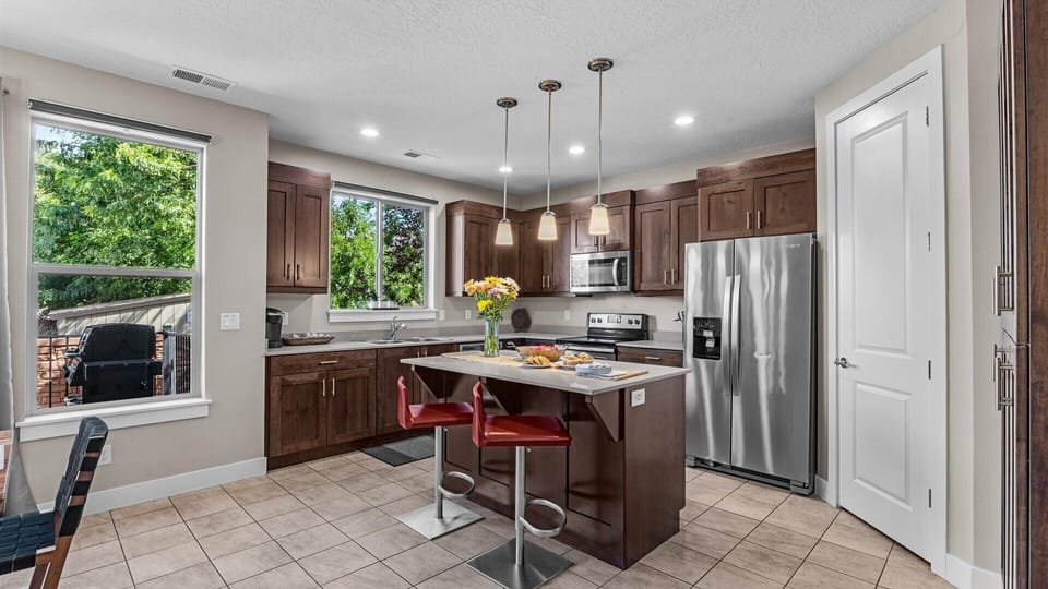 624 Clean and well equipped Kitchen with an Island Top Counter