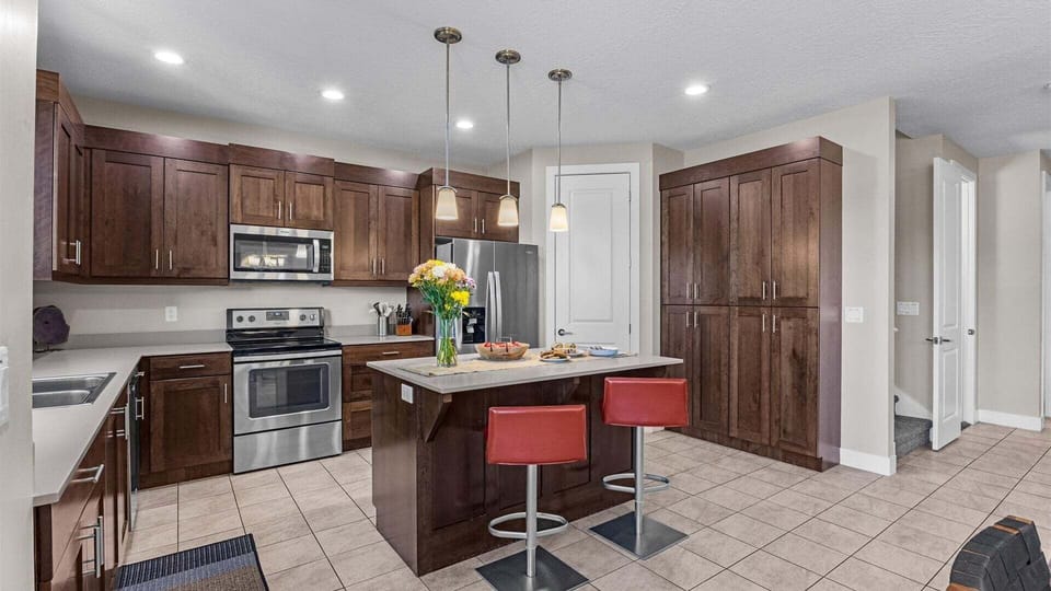 624 Clean and well equipped Kitchen with an Island Top Counter