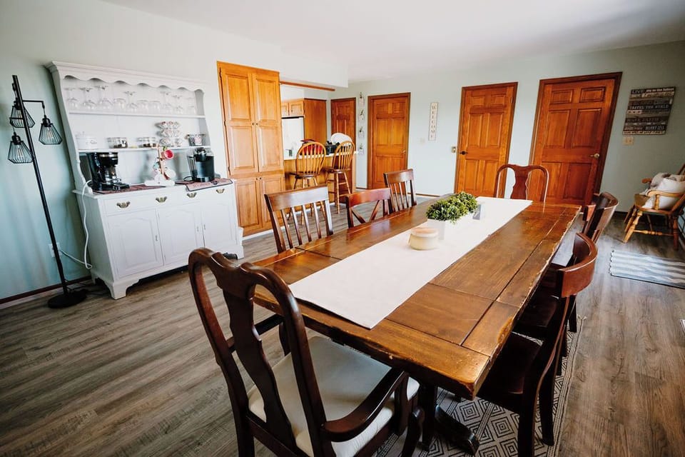 A look at the dining room from the other direction. 