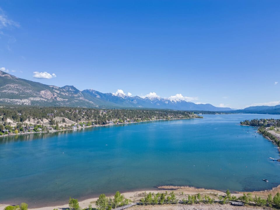 Lake Windermere Pointe is a 2-minute walk from James Chabot Beach`s summer sand and winter ice skating.