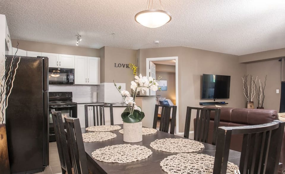 Dining area with seating for 6.