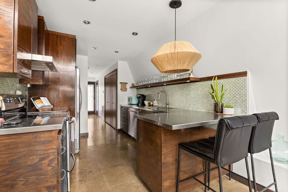 Fully stocked kitchen and laundry room