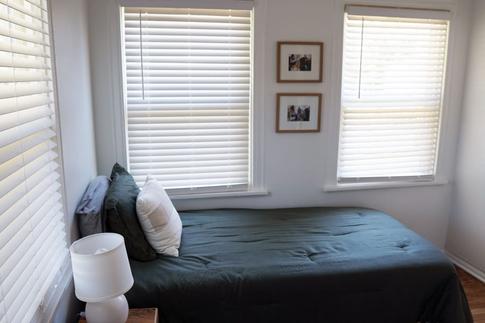 Bedroom with twin bed