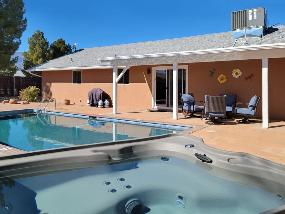 Hot Tub & Pool - Relax under the famous Arizona starry night skies