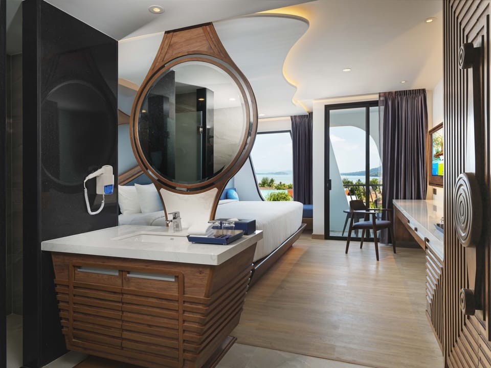 Deluxe Corner Sea-Facing King | Minibar, in-room safe, desk, laptop workspace