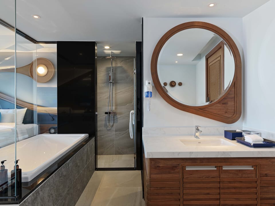 Grand Deluxe | Bathroom | Shower, rainfall showerhead, free toiletries, hair dryer