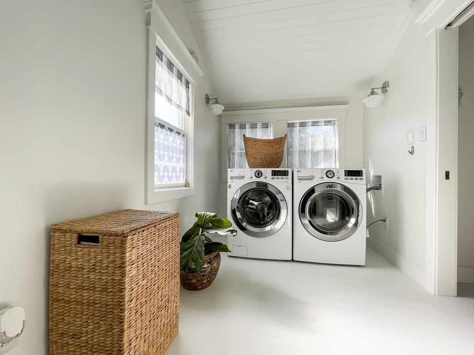 The Bees Knees (Mill Haus) has a washer and dryer on the second level.