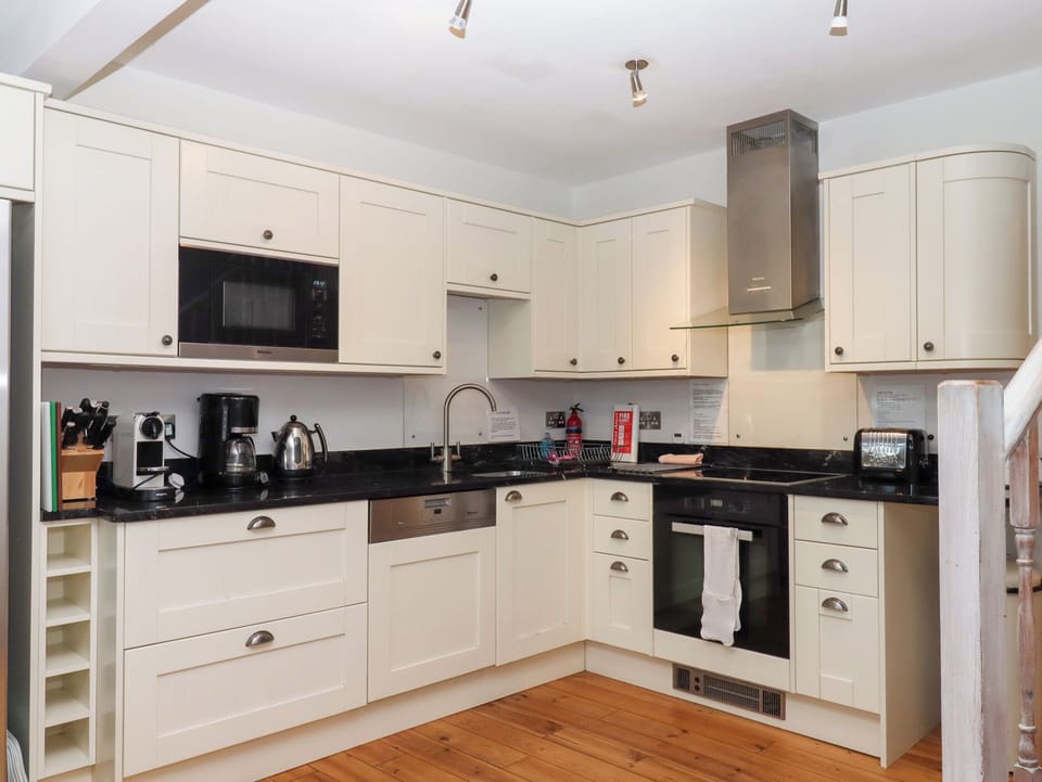 Cottage | Private kitchen | Fridge, microwave, dishwasher, electric kettle