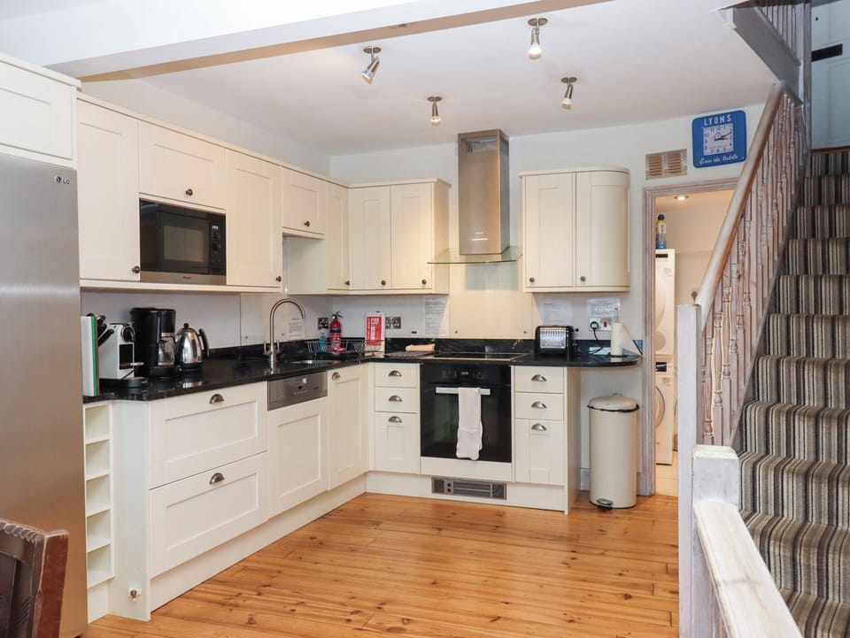 Cottage | Private kitchen | Fridge, microwave, dishwasher, electric kettle