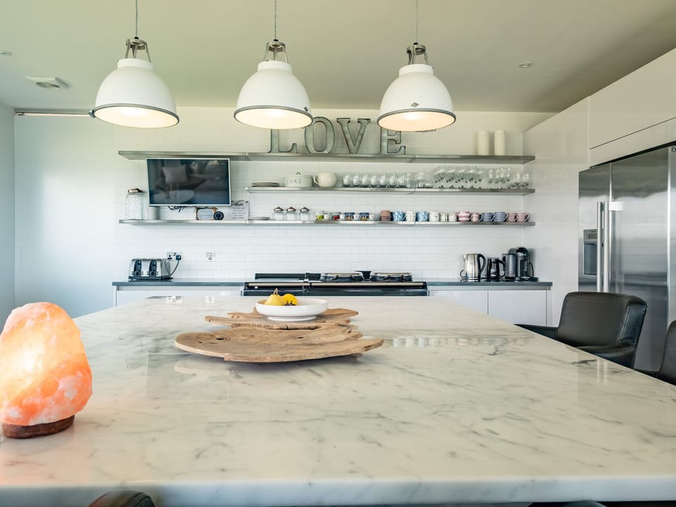 Cottage | Private kitchen | Dishwasher, cookware/dishes/utensils
