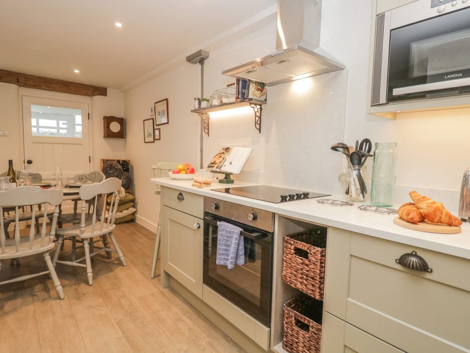 Cottage | Private kitchen | Fridge, microwave, dishwasher, electric kettle