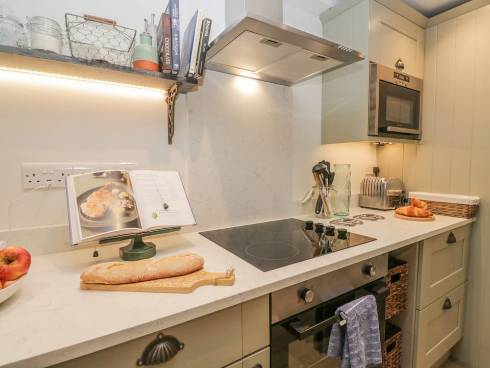 Cottage | Private kitchen | Fridge, microwave, dishwasher, electric kettle