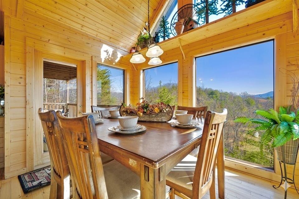 Savor every meal surrounded by panoramic mountain views and golden cabin glow. Whether it’s morning coffee or dinner at sunset, every moment here feels unforgettable.