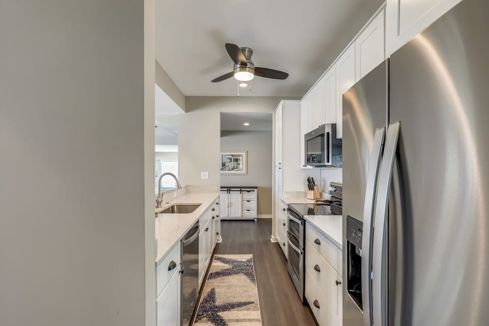 Full kitchen, convection/double oven, micro, dishwasher, water and ice fridge