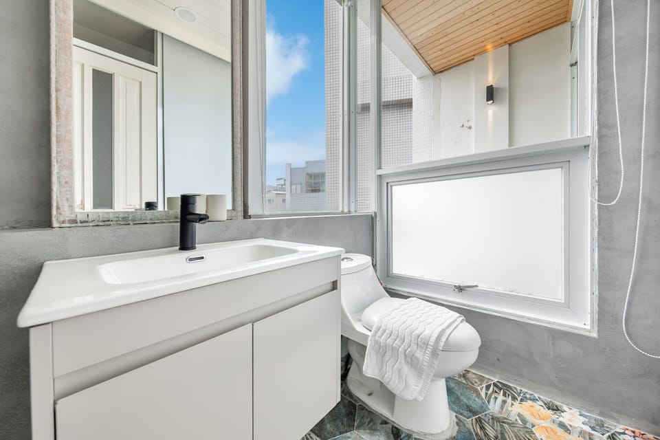 Superior Double Room, Balcony | Bathroom | Shower, free toiletries, hair dryer, towels