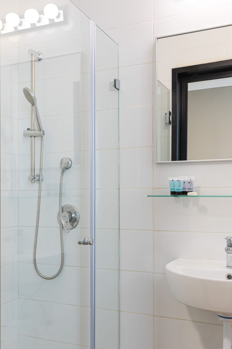 Shower, rainfall showerhead, free toiletries, hair dryer