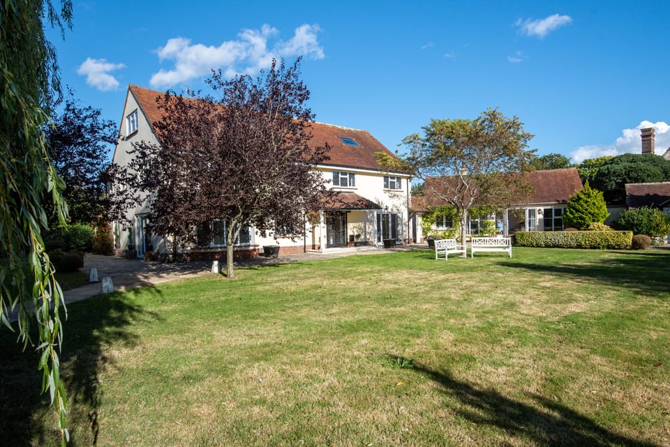 With a Large Wrap Around Garden Getaway House is The Perfect Holiday Home