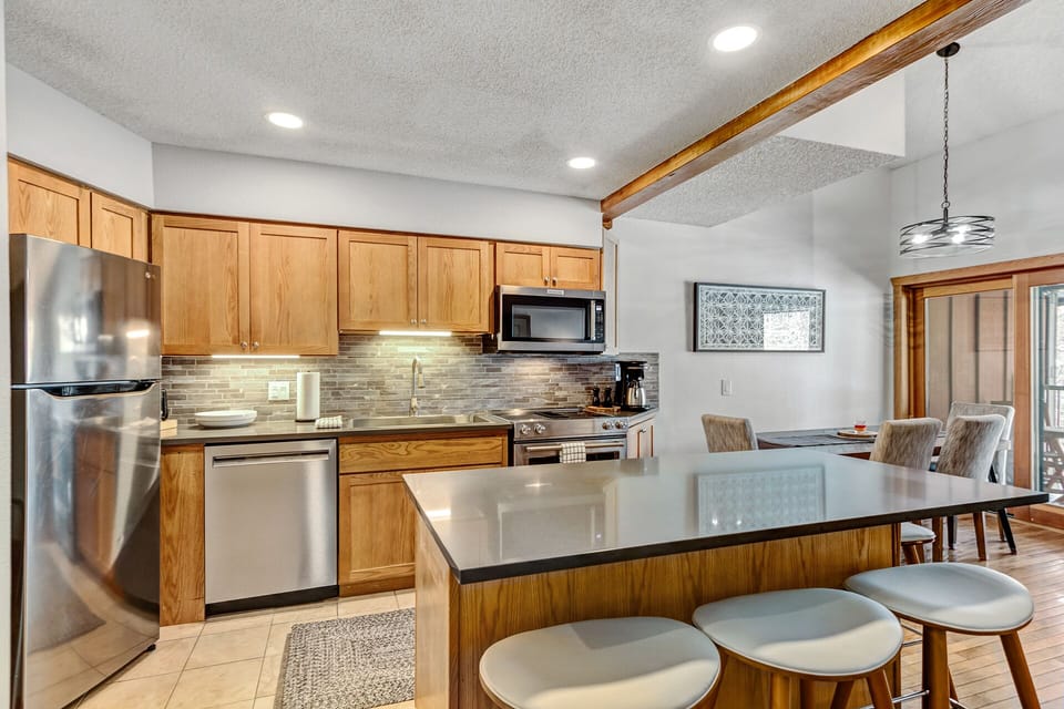 Kitchen and Breakfast Bar